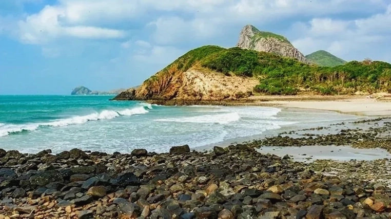 Bãi biển riêng tuyệt đẹp tại Orson Hotel & Resort Côn Đảo với cát mịn và nước biển trong xanh
