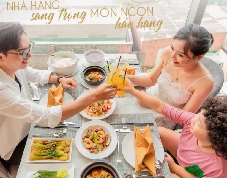Bãi biển sạch đẹp ngay gần các khách sạn đường Thùy Vân