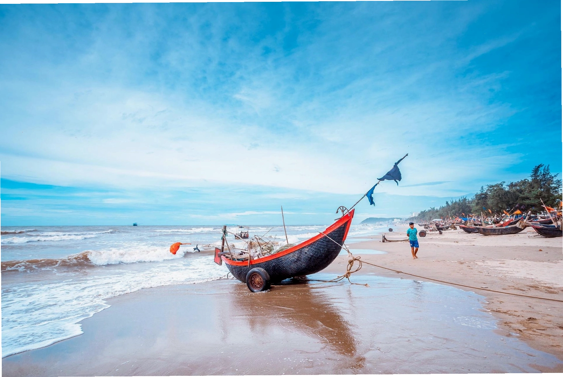 Bãi biển Sầm Sơn với bờ cát trắng mịn và làn nước trong xanh