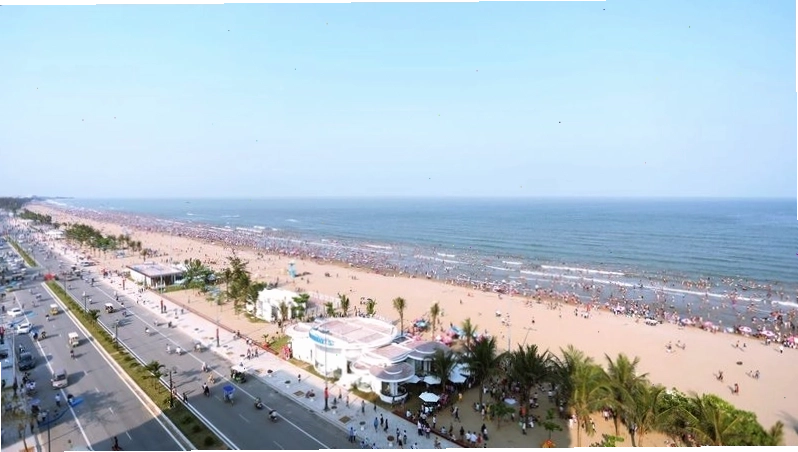 Bãi biển Sầm Sơn xanh biếc với bờ cát dài
