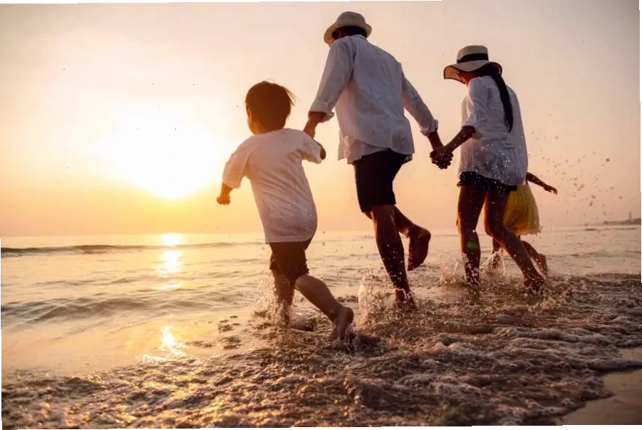 Bãi biển Thịnh Long trong xanh và yên bình
