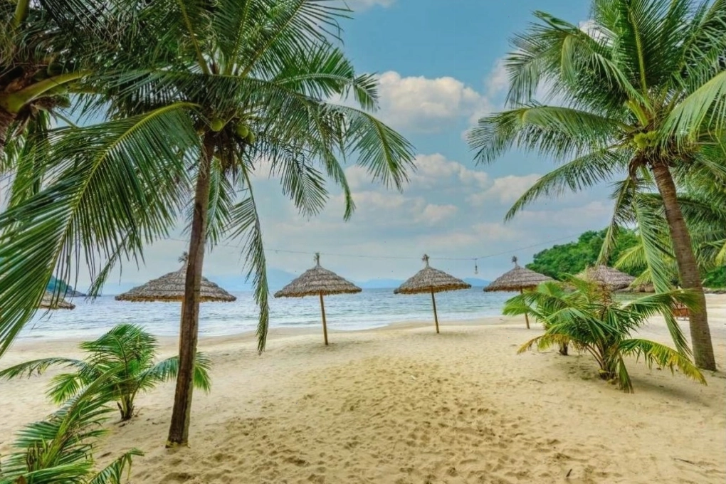 Bãi biển Tiên Sa với làn nước trong xanh và cảnh quan hoang sơ