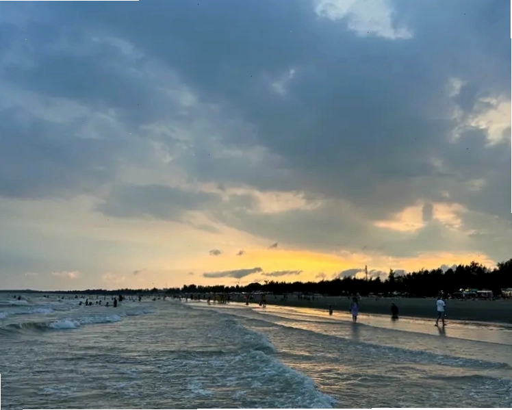 Bãi biển Trà Cổ Móng Cái với đường bờ biển dài và cát trắng mịn