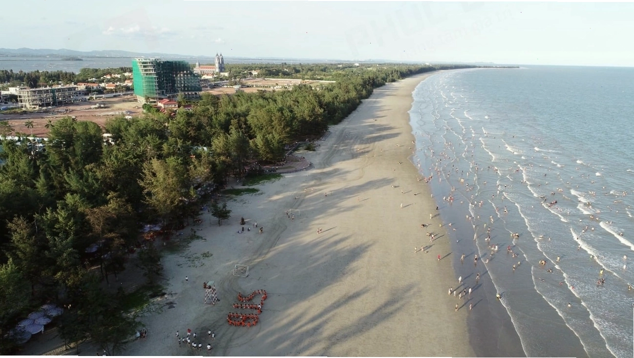 Bãi biển Trà Cổ Quảng Ninh với dải cát dài và bờ biển xanh mát