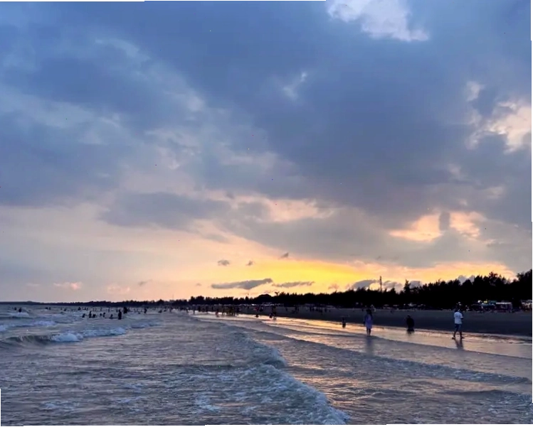 Bãi biển Trà Cổ với bờ cát dài và làn nước trong xanh