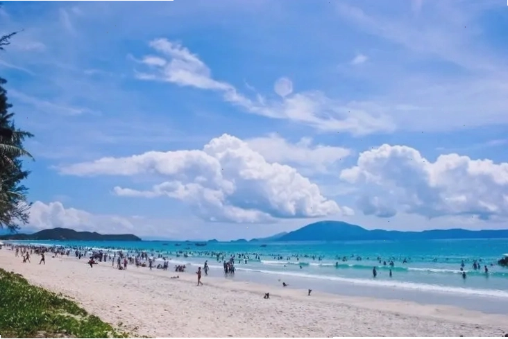 Bãi biển Trà Cổ với vẻ đẹp mộc mạc
