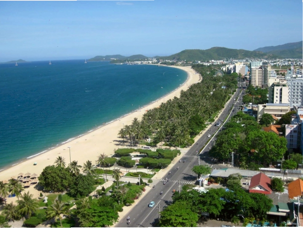 Bãi biển Trần Phú Nha Trang với bờ cát trắng mịn và làn nước trong xanh