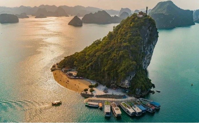 Bãi biển trên Đảo Tuần Châu với cát trắng và nước biển trong xanh