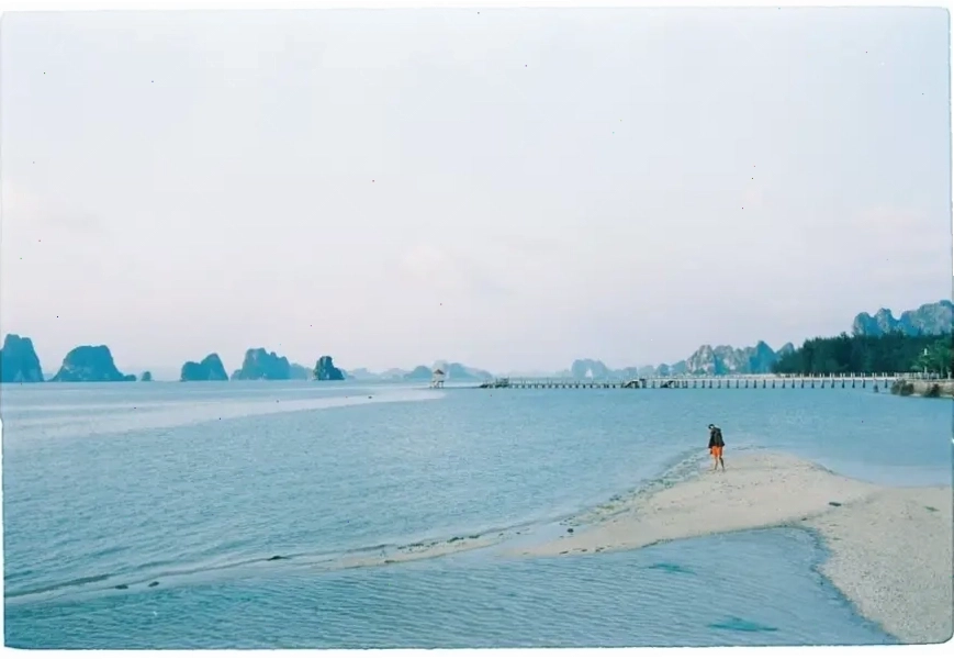 Bãi biển Vân Đồn hoang sơ với làn nước trong xanh