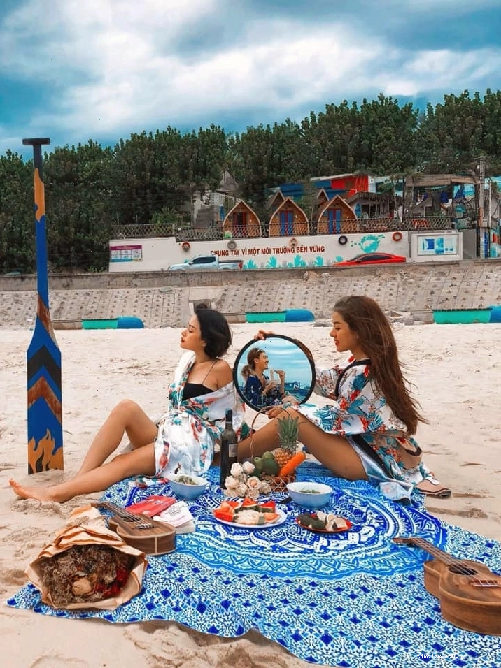 Bãi cát trước La Beach House là địa điểm lý tưởng để chụp ảnh
