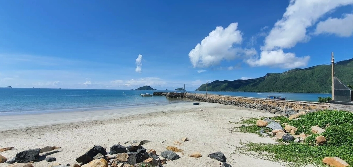 Bãi Cầu Tàu với làn nước trong xanh