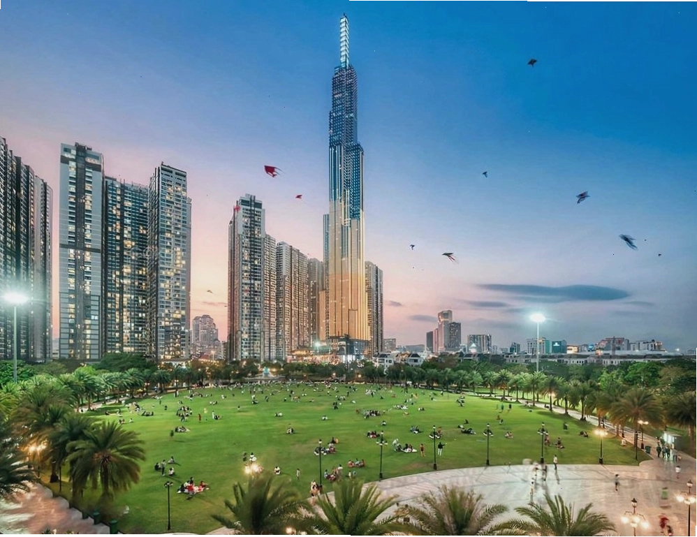Bãi cỏ xanh mướt tại công viên Vinhomes Central Park, Bình Thạnh