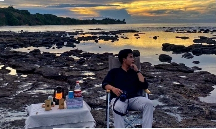 Bãi đá đen hoang sơ tại biển Trà Cổ