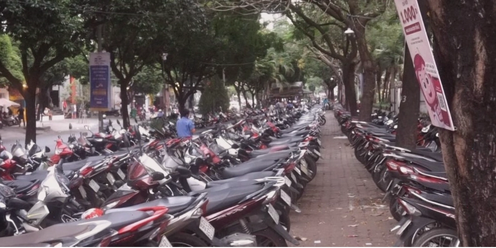 Bãi đỗ xe trên đường Lê Lai gần công viên