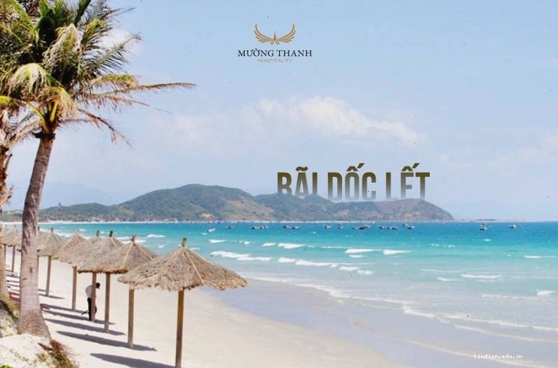 Bãi Dốc Lết với bờ biển xanh cát trắng