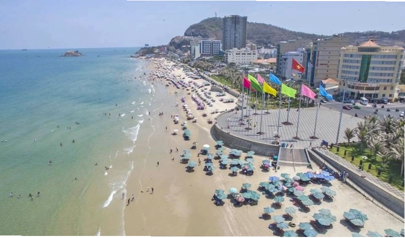 Bãi Sau Vũng Tàu với bờ cát trắng trải dài và làn nước xanh mát