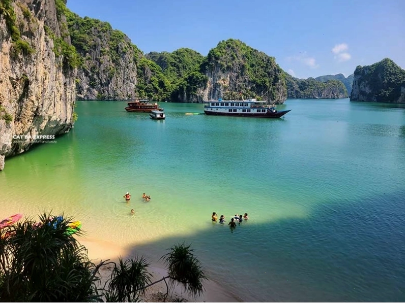 Bãi tắm Ba Trái Đào với cát trắng và nước trong xanh