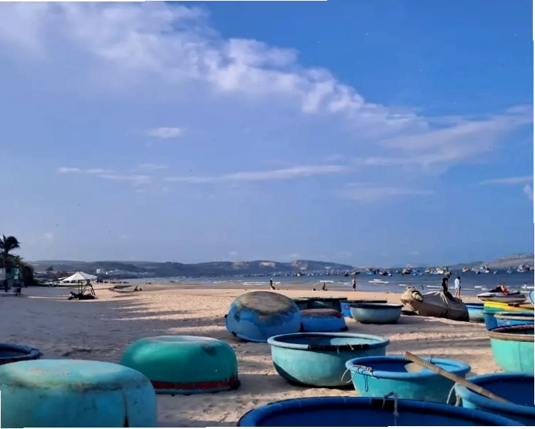 Bãi tắm Biển Đẹp Mũi Né với bờ cát trắng và làn nước trong xanh