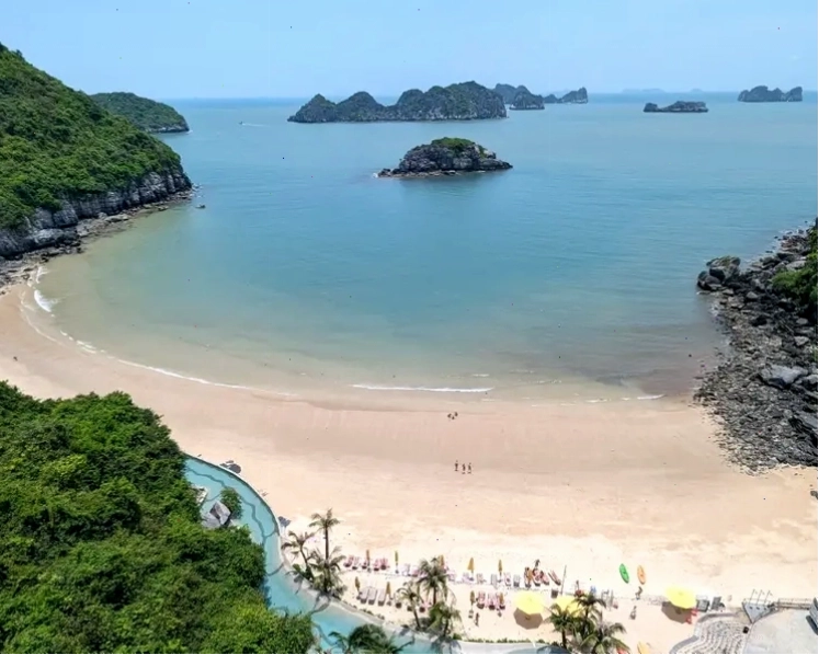 Bãi tắm Cát Cò 2 yên tĩnh và trong xanh