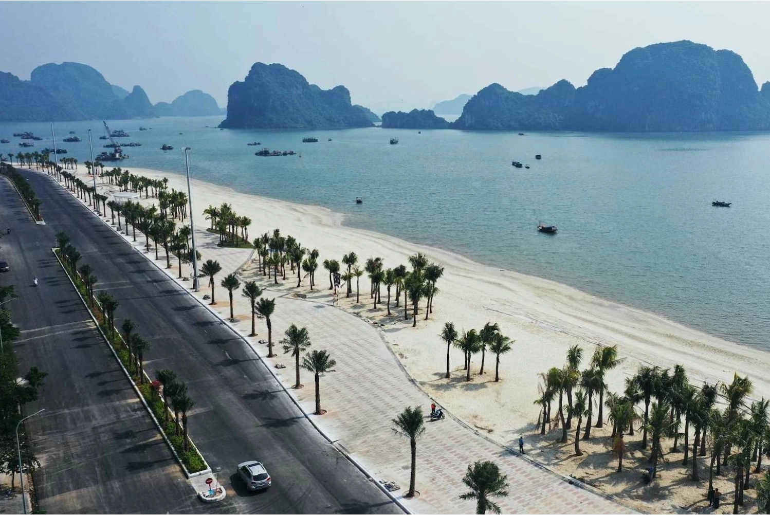 Bãi tắm Hòn Gai lung linh về đêm