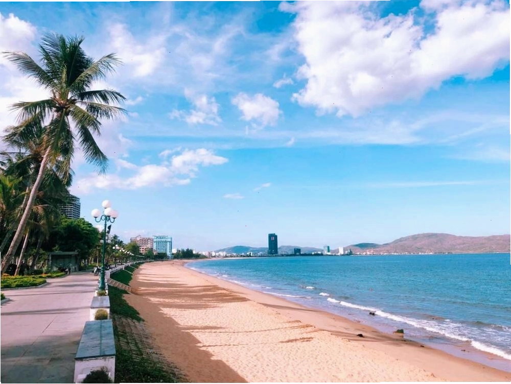 Bãi tắm Quy Nhơn với bờ cát vàng dài và làn nước trong xanh