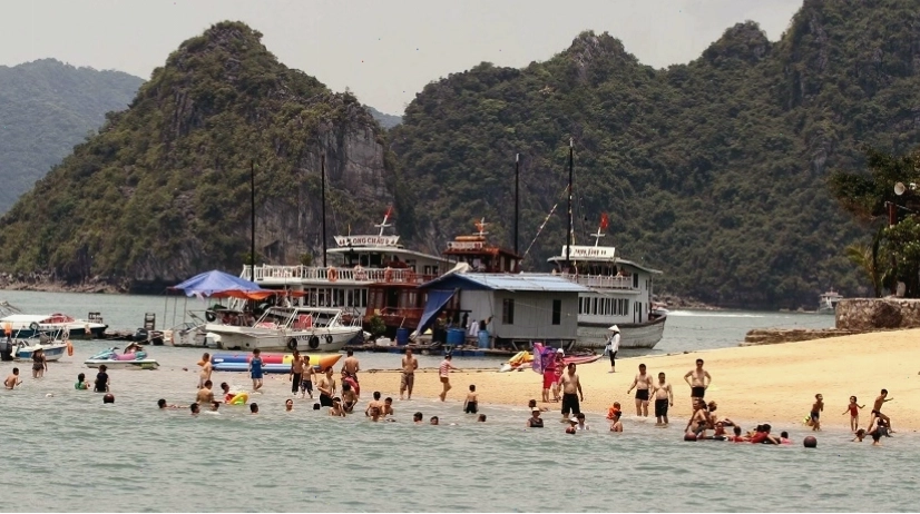Bãi tắm Ti Tốp hình vầng trăng thơ mộng