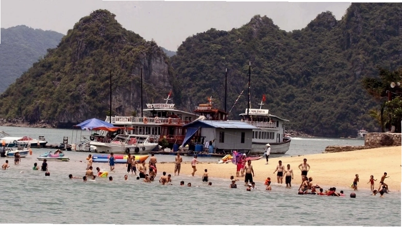 Bãi tắm Ti Tốp hình vầng trăng với làn nước trong xanh