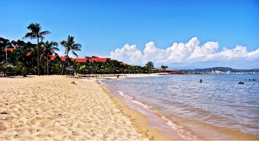 Bãi tắm Tuần Châu với bờ cát trắng trải dài