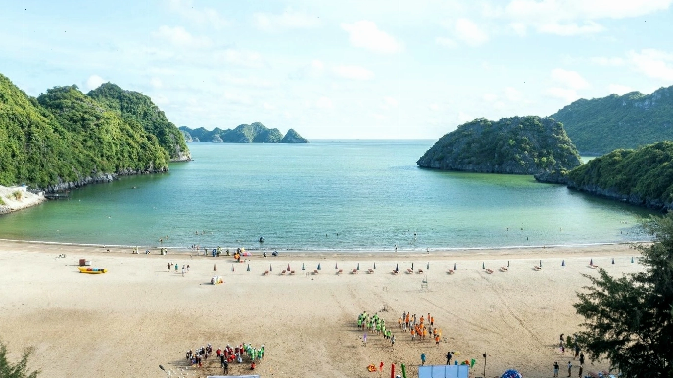 Bãi tắm Tùng Thu hoang sơ và yên tĩnh
