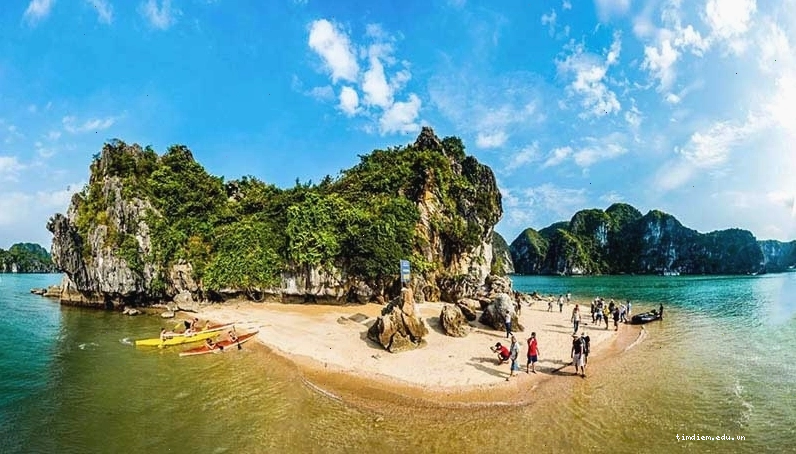 Bãi tắm Vạn Bội - một trong những bãi biển đẹp ở Cát Bà