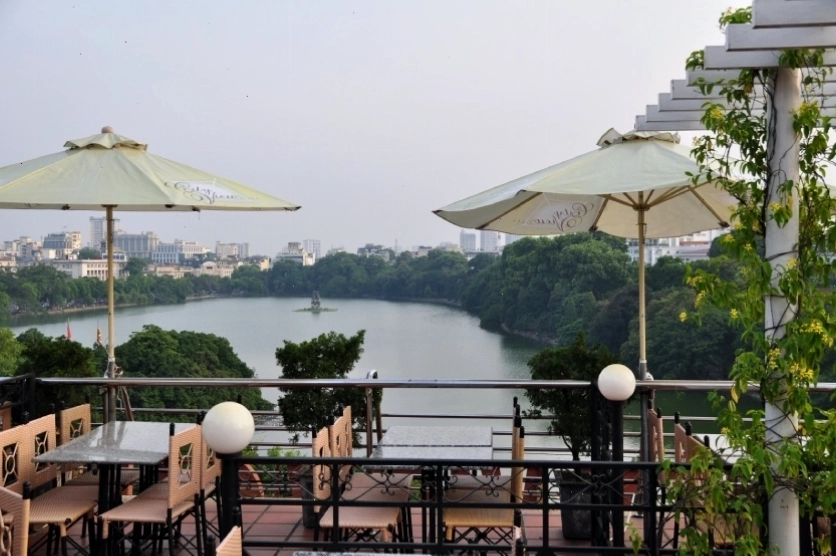 Balcony Cafe Hồ Gươm với view phố phường đẹp