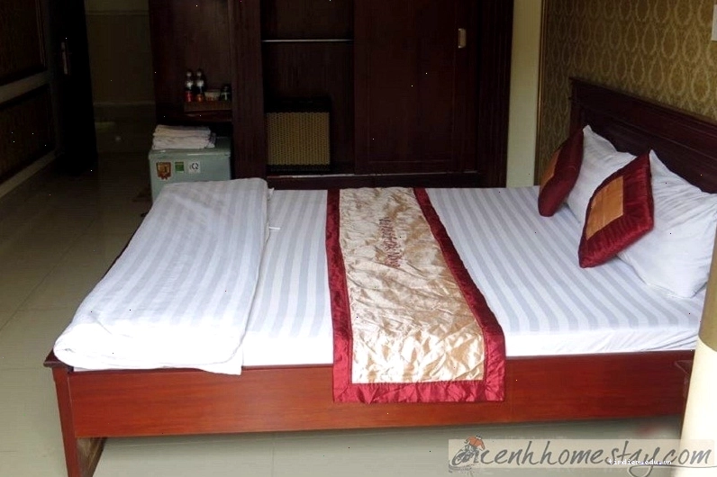 Bàn ăn ấm cúng trong không gian homestay
