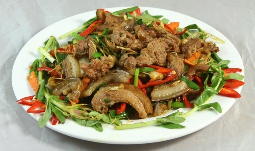 Bàn ăn đầy ắp món bò nướng Lạc Cảnh hấp dẫn
