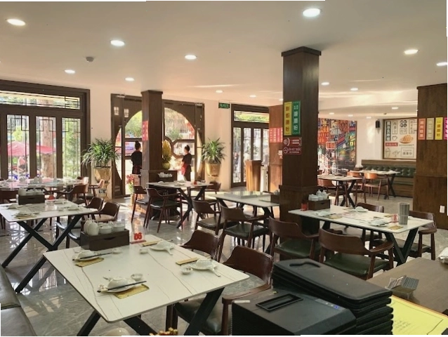 Bàn ăn được bày trí tinh tế tại Hào Huê Quán