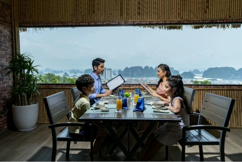 Bàn ăn được bày trí trang trọng tại nhà hàng Hương Biển