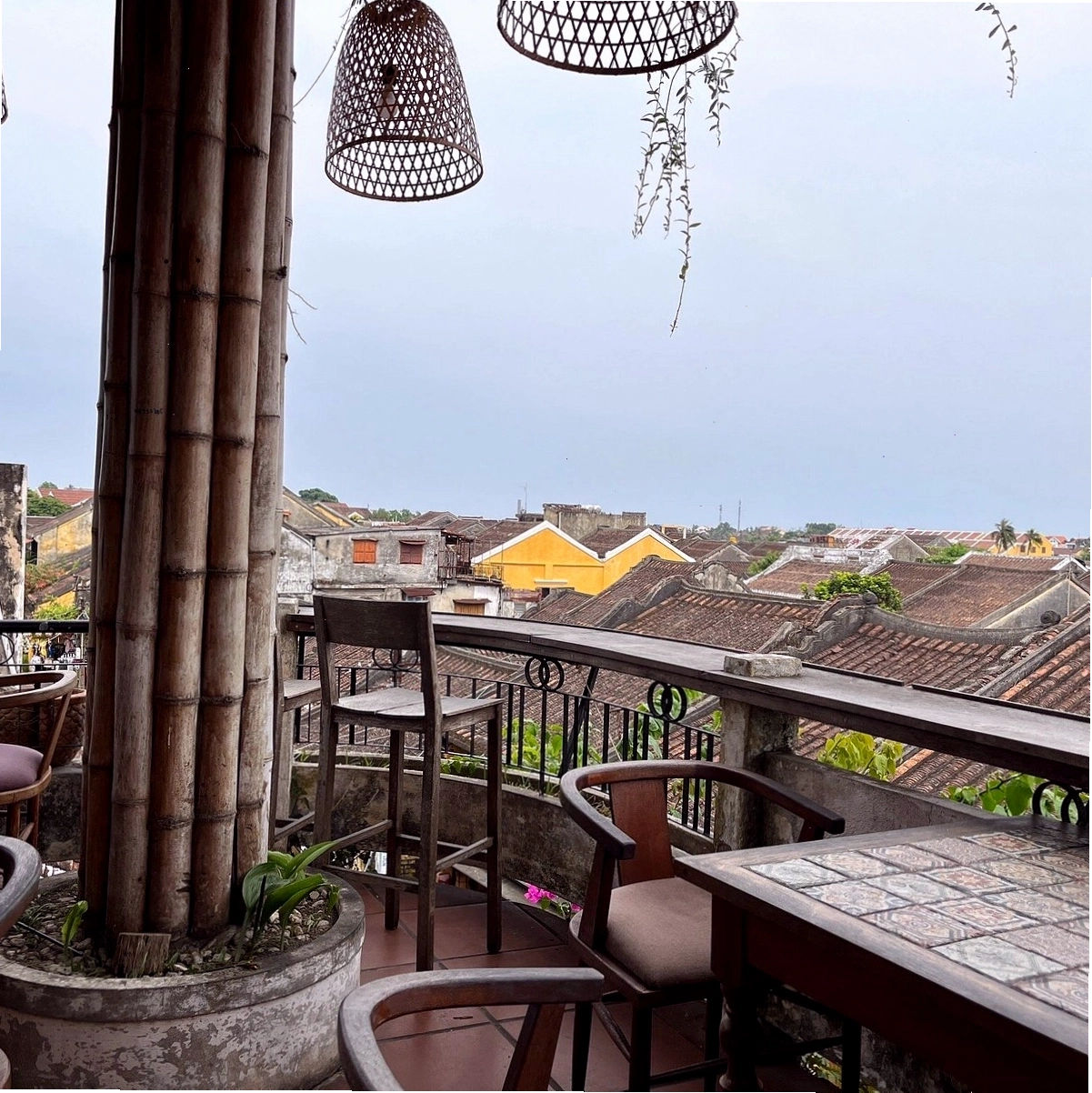 Bàn ăn được chuẩn bị sẵn sàng tại 92 Station Restaurant & Cafe