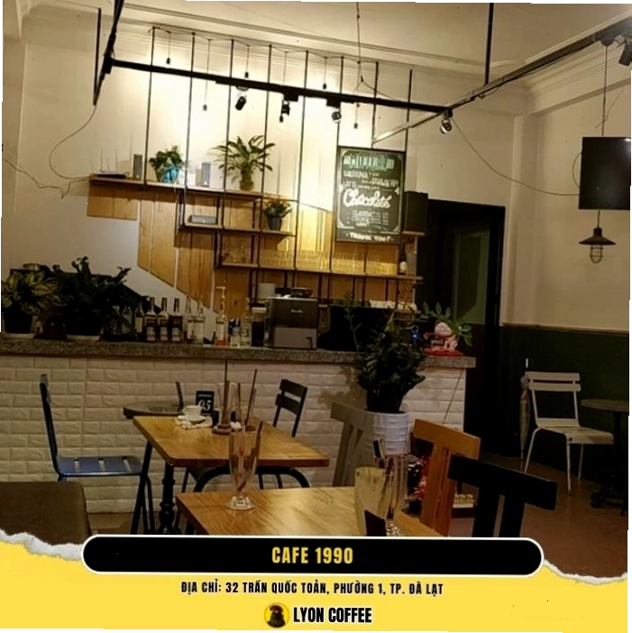 Bàn ăn được sắp xếp gọn gàng tại các quán cà phê có ăn sáng ở đà lạt