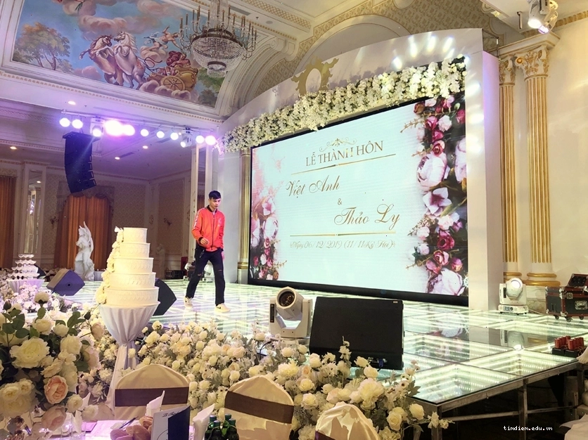 Bàn ăn được sắp xếp gọn gàng trong không gian nhà hàng cầu am