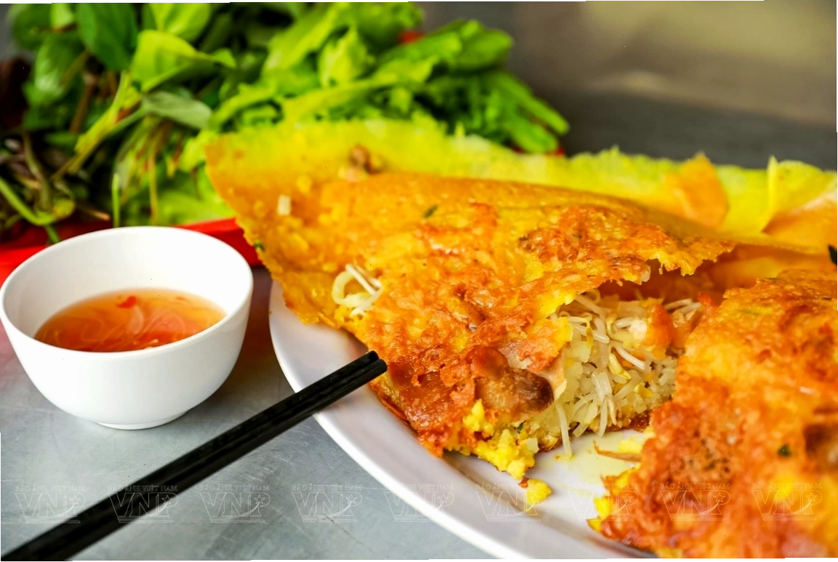 Bàn ăn được sắp xếp gọn gàng trong không gian nhà hàng chay Sala