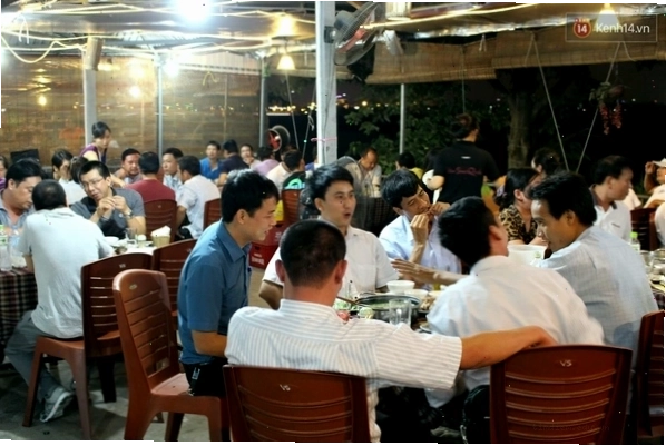 Bàn ăn được sắp xếp gọn gàng trong không gian nhà hàng Tre Việt