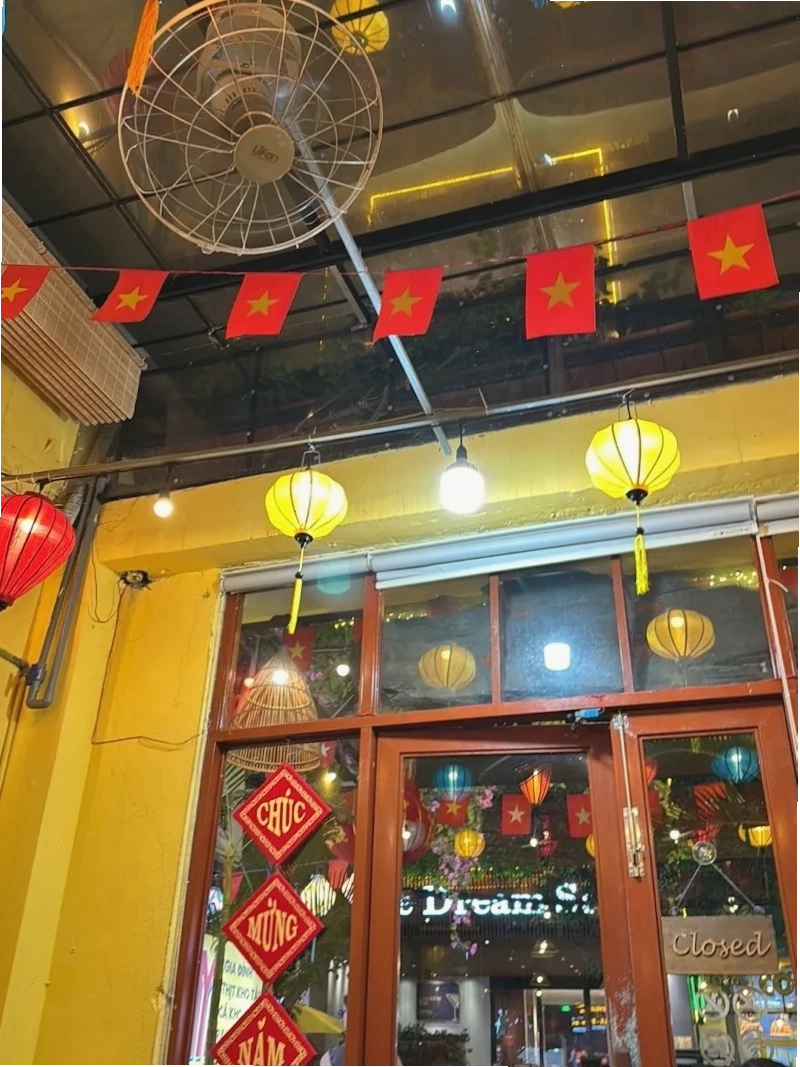 Bàn ăn được trang trí đẹp mắt tại nhà hàng bếp xưa đà nẵng