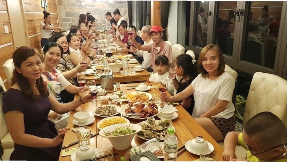 Bàn ăn được trang trí đẹp mắt tại Nhà Hàng Phương Nam