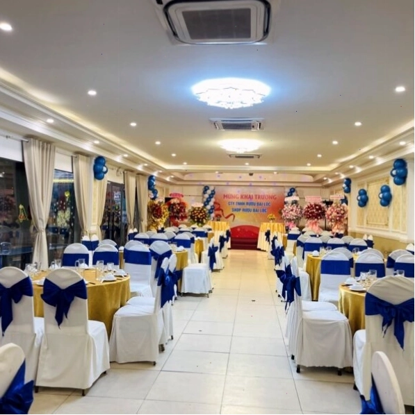 Bàn ăn được trang trí đẹp mắt tại nhà hàng Tư Trì