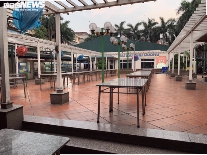 Bàn ăn được trang trí đơn giản tại Nhà hàng Vườn Nhãn