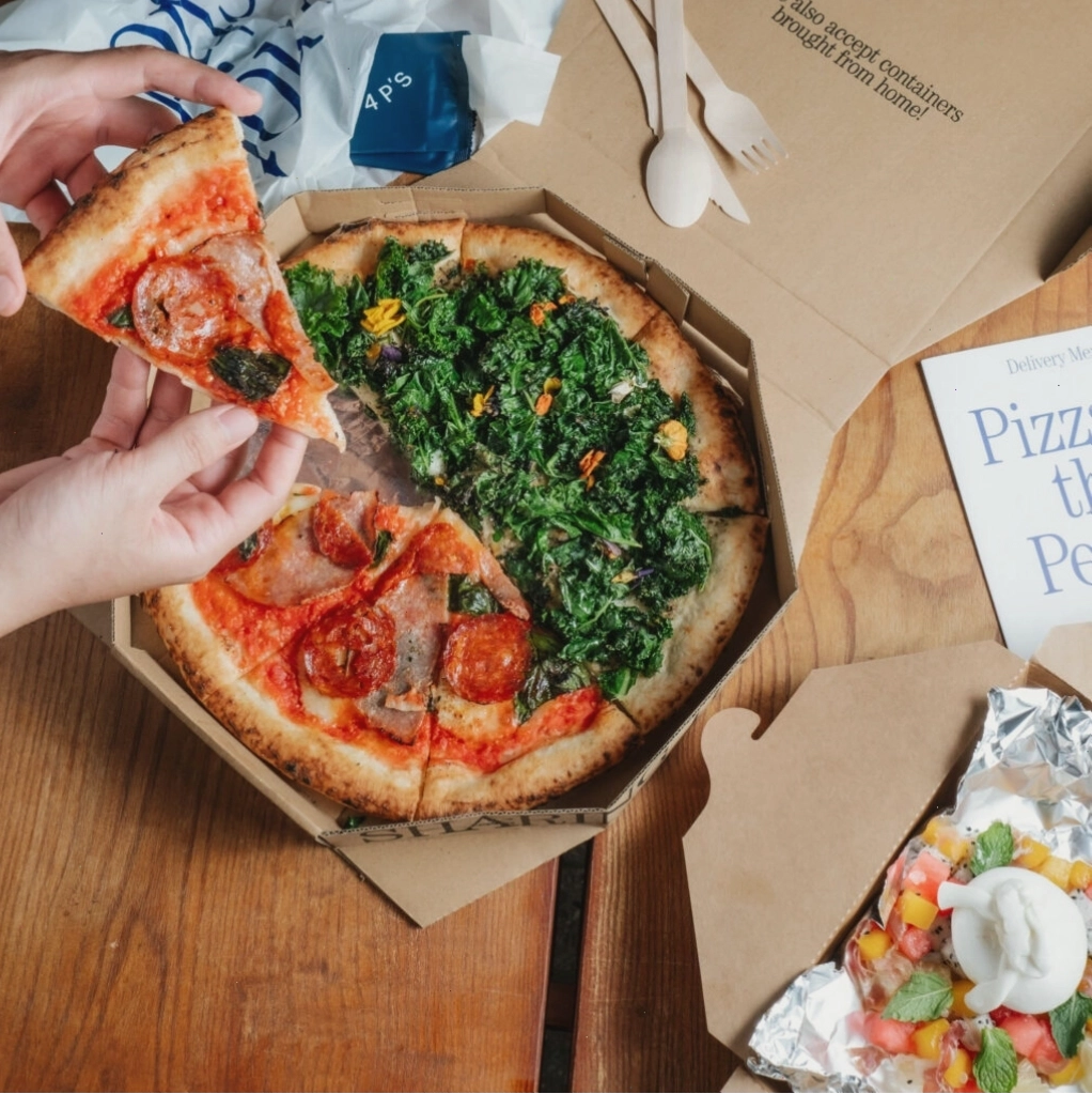 Bàn ăn tại nhà hàng Pizza 4P