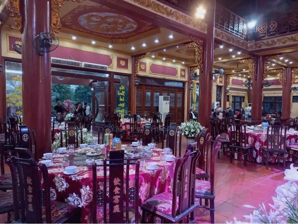 Bàn ăn tròn ấm cúng tại Nhà hàng Ngọc Minh