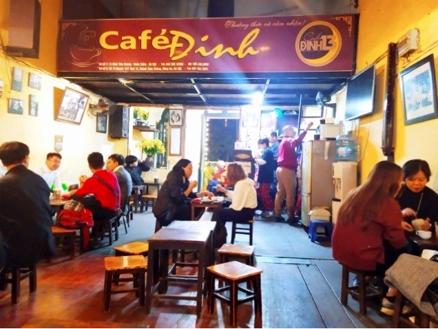 Bàn cà phê với ly cà phê trứng và đồ ăn nhẹ tại Cafe Đinh