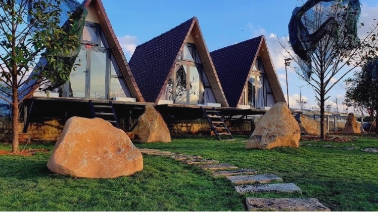 Ban công homestay với bàn ghế, nhìn ra biển mây bao la