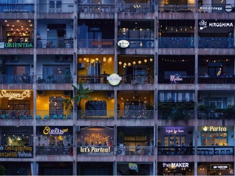 Ban công Nhà Chung Cafe nhìn ra cảnh quan thành phố