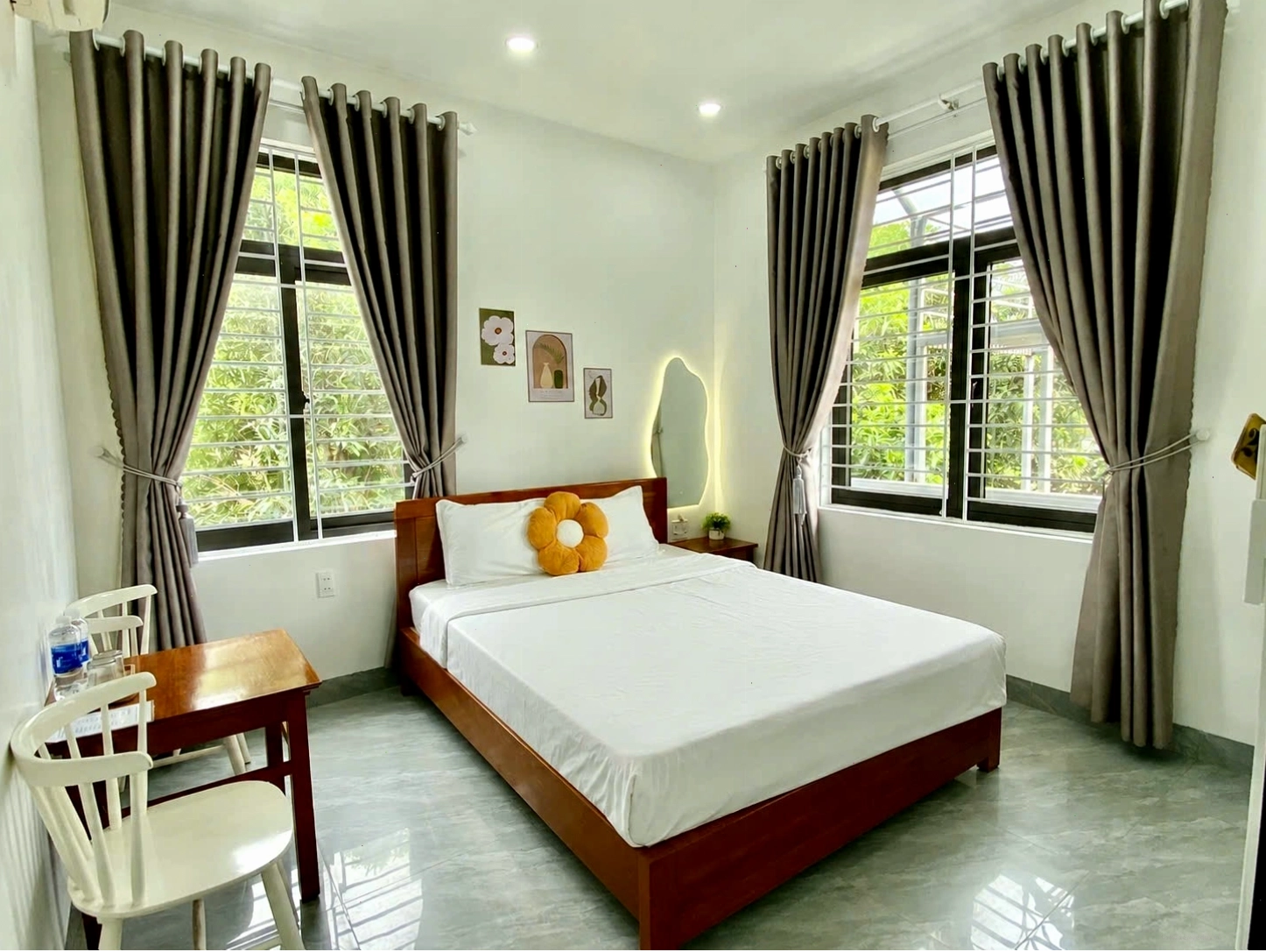 Ban công Nhà Mình Homestay Huế nhìn ra không gian xanh mát